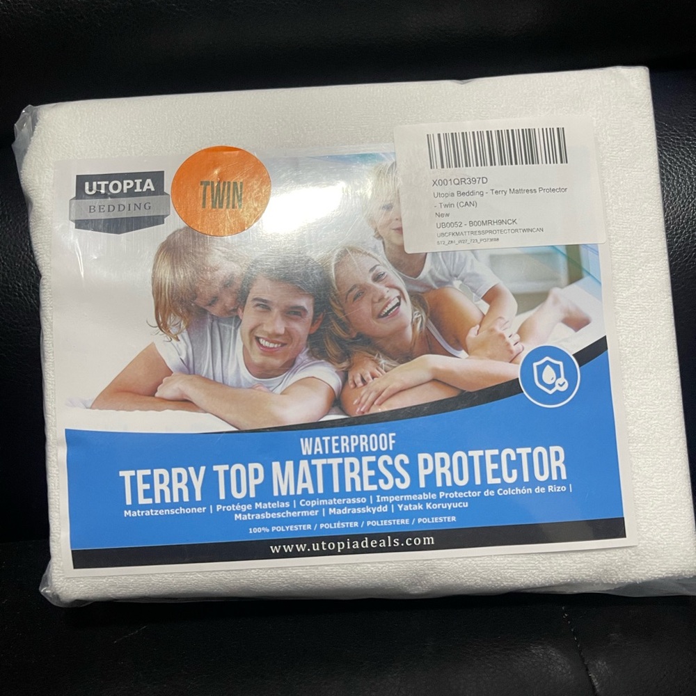 👻🎃CLEARANCE🎃👻 NWT Utopia kids waterproof mattress protector (twin size)